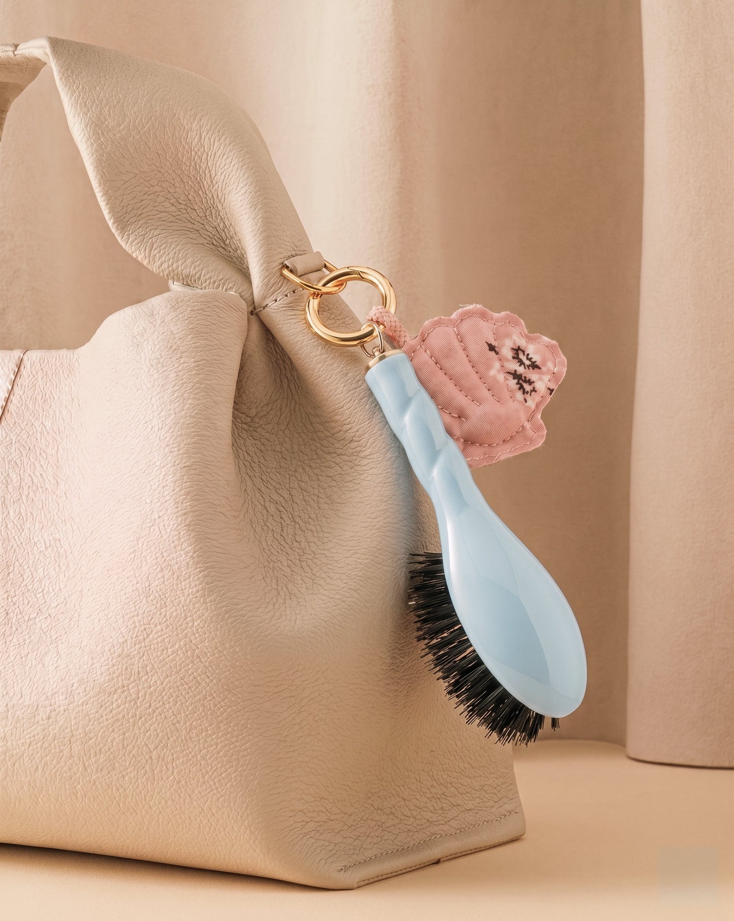 Call It By Your Name x La Bonne Brosse Duo : Micro Brosse N.01 Bleu Ciel et son Charm