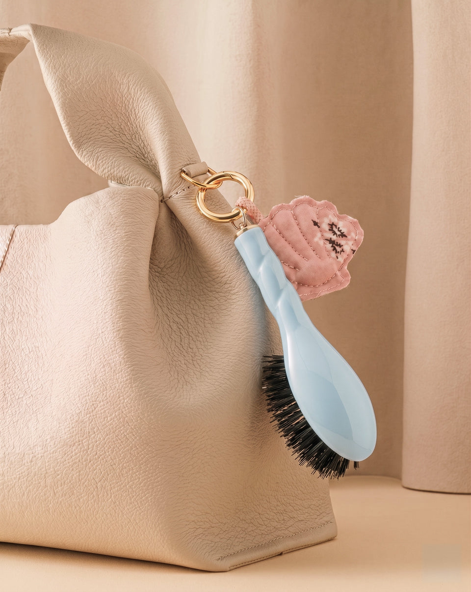 Call It By Your Name x La Bonne Brosse Duo : Micro Brosse N.01 Bleu Ciel et son Charm
