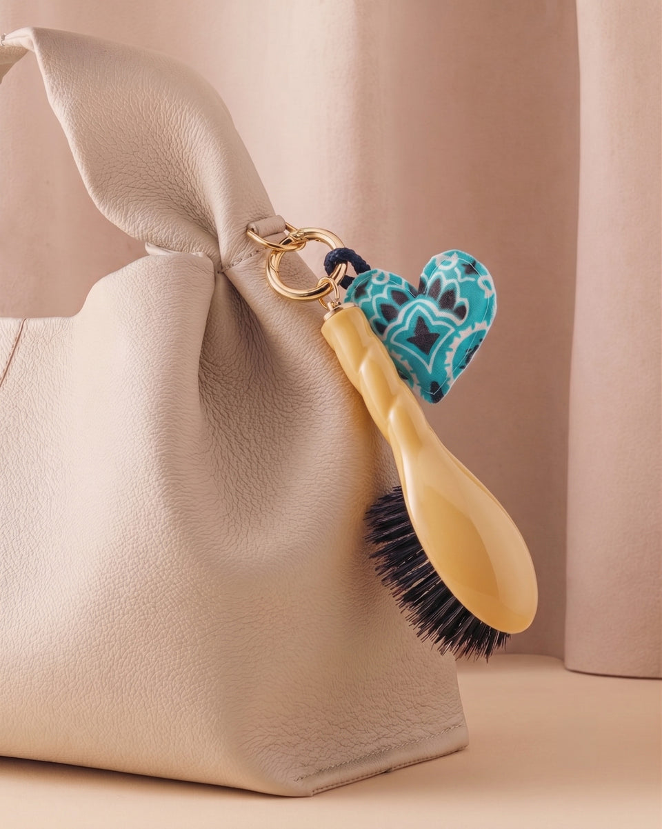 Call It By Your Name x La Bonne Brosse Duo: Mikro Bürste N.01 Safrangelb mit Anhänger