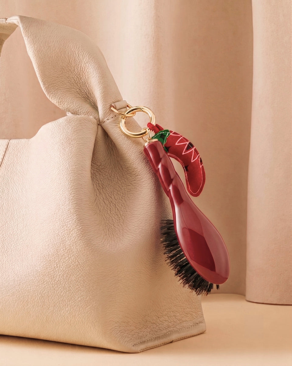Call It By Your Name x La Bonne Brosse Duo : Micro Brosse N.01 Rouge Cerise et son Charm