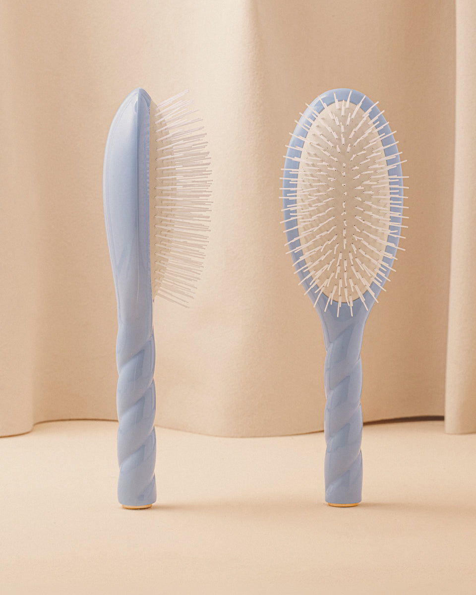 N.07 The Stimulating & Detangling Hairbrush The Intense Sky Blue