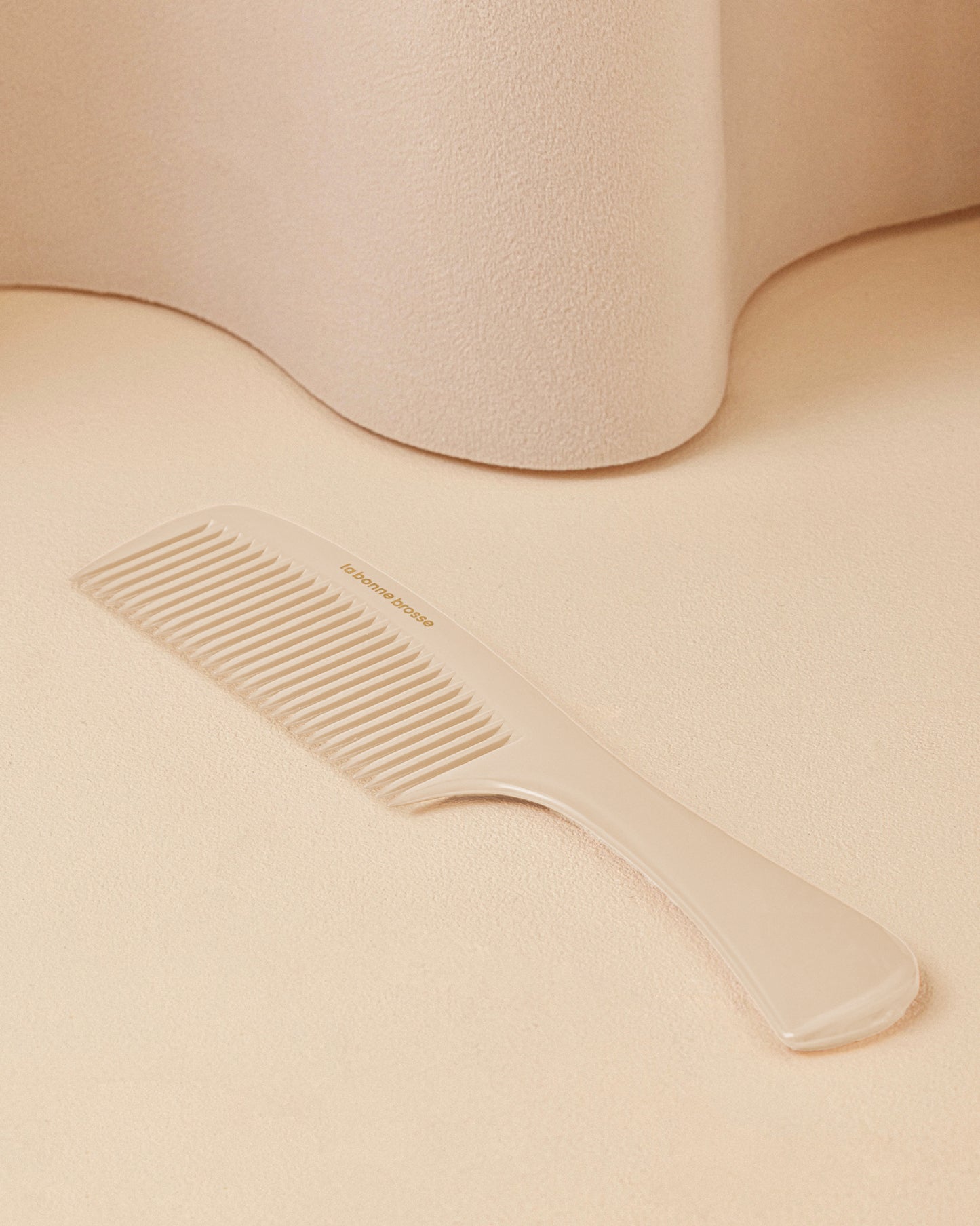 Il Pettine con Manico Districante in Acetato Bianco Crema