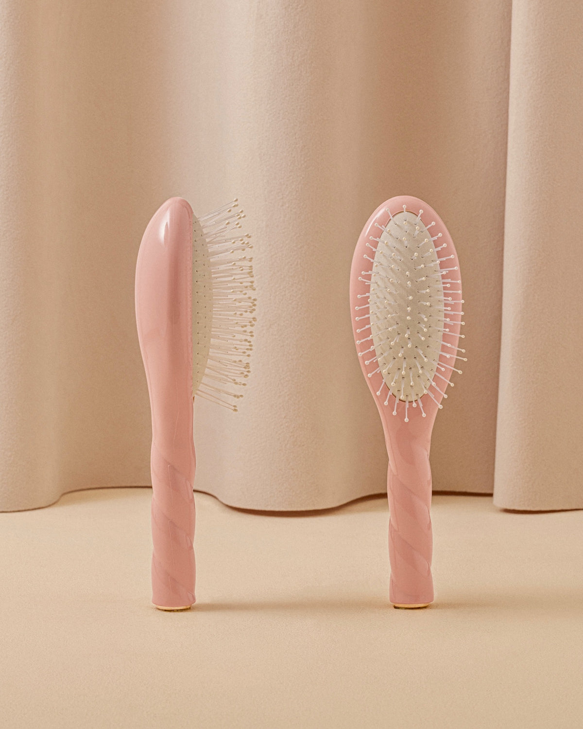 N.04 The Small Massaging Detangling HairBrush The Miracle Powder Pink