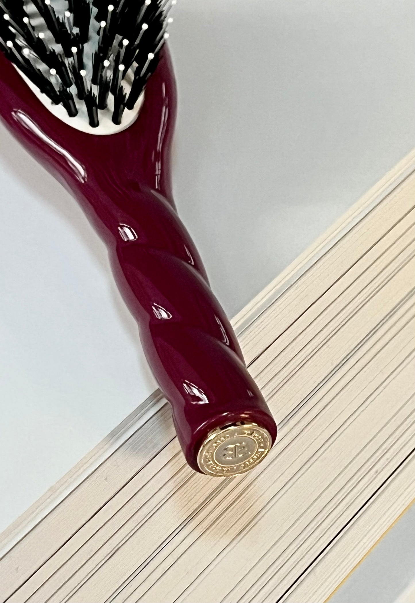 N.03 La Petite Brosse Cuir Chevelu Sensible l'Indispensable Douceur Rouge Cerise