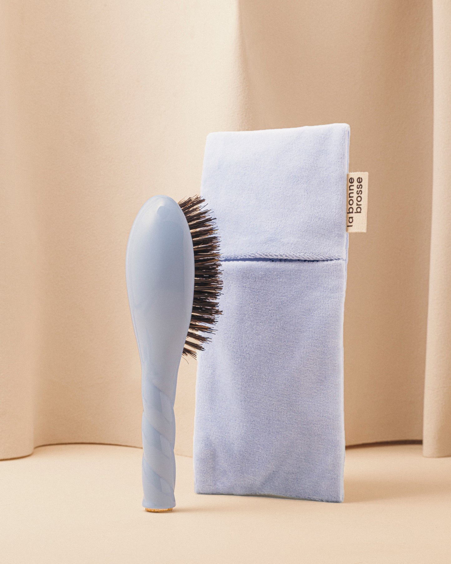 Duo Kleine hochwertige Haarbürste und ihr Täschchen in Himmelblau