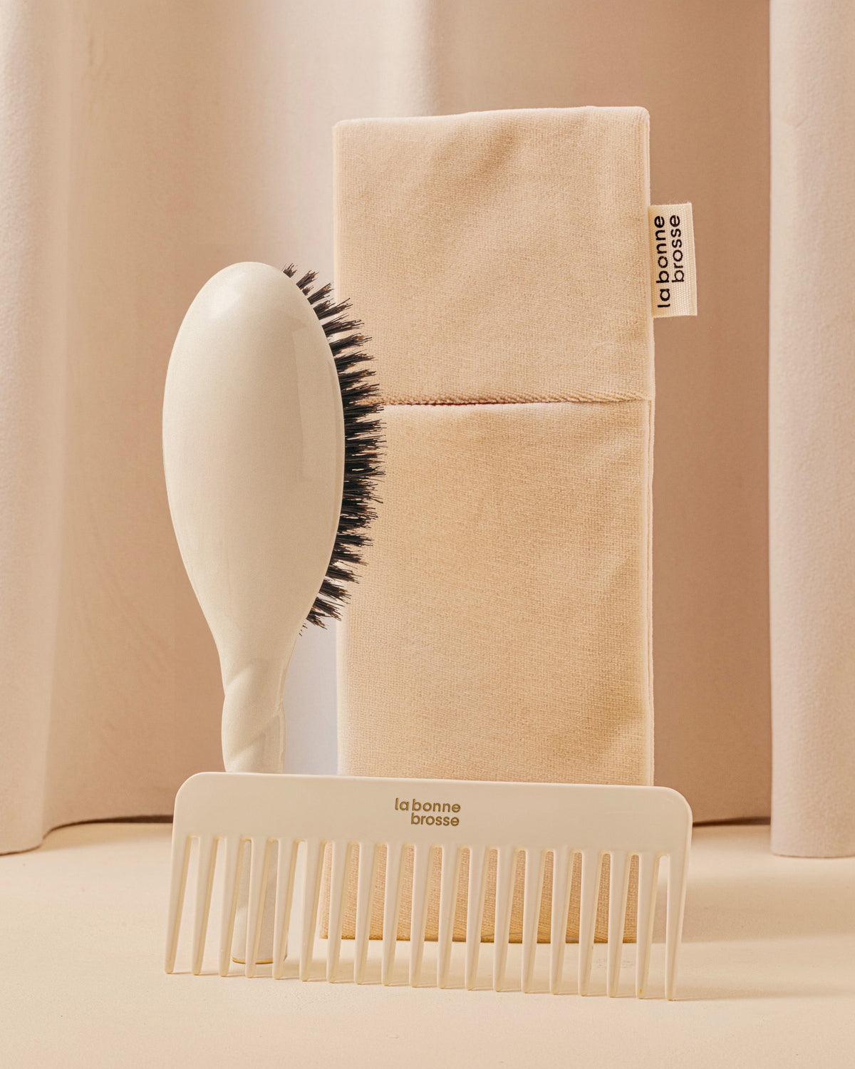 Trio: La Bonne Brosse, its Comb and its Cream White Pouch