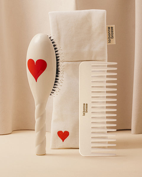 Trio: La Bonne Brosse, its comb, and its Limited Edition Queen of Hearts pouch - Image 1