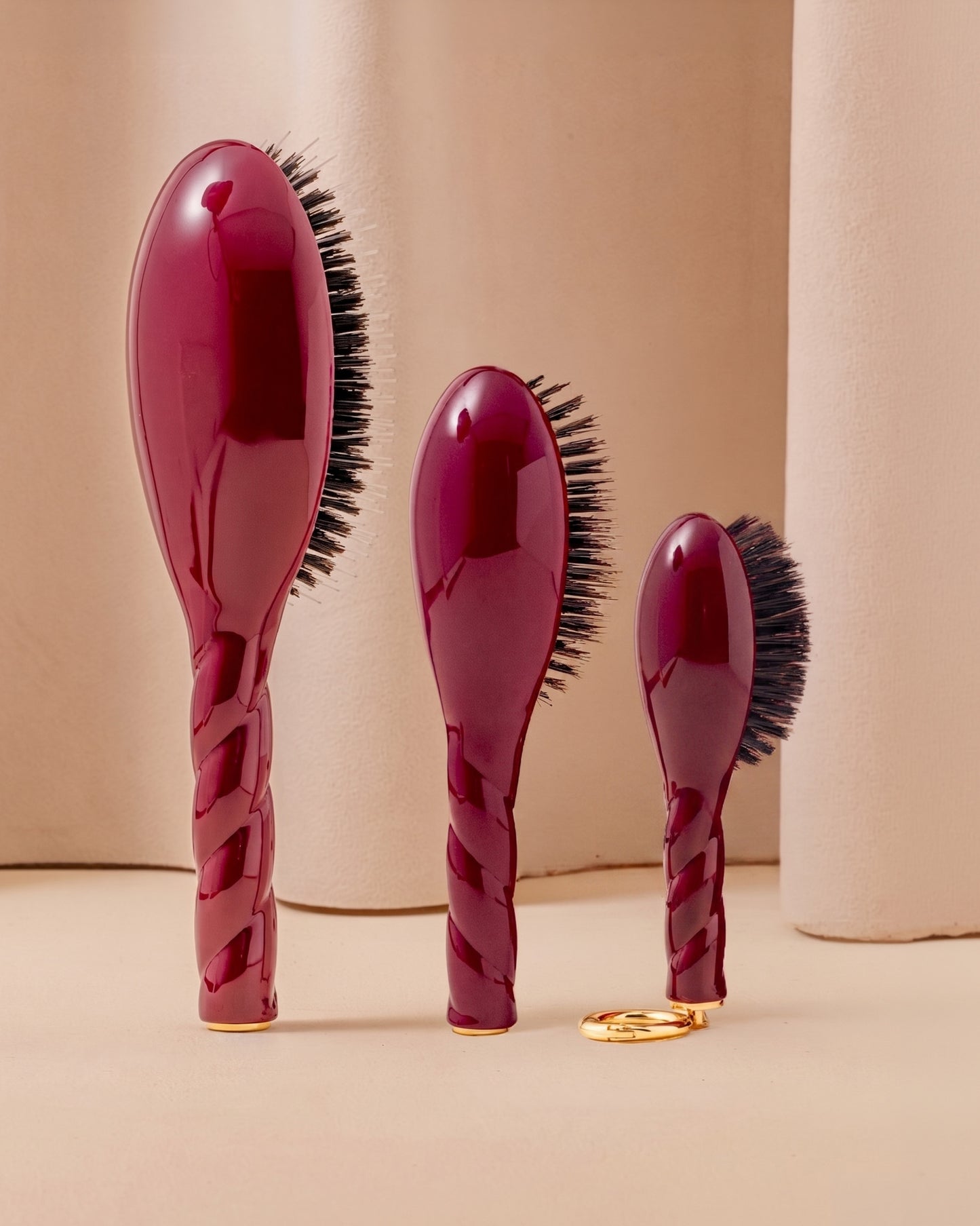 Call It By Your Name x La Bonne Brosse Duo : Micro Brosse N.01 Rouge Cerise et son Charm