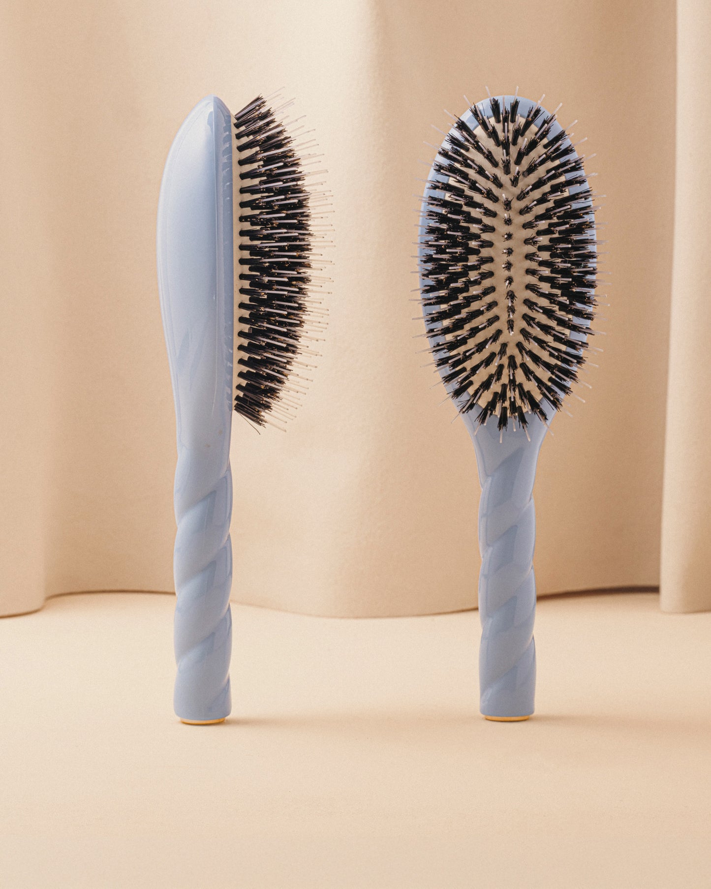 N.02 The Care & Detangling Hairbrush The Essential Sky Blue