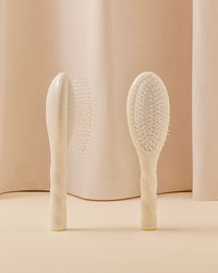 N.04 The Small Massaging Detangling Hairbrush The Miracle Cream White