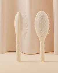 N.04 El Cepillo Desenredante y Masajeador La Miracle Blanco Crema