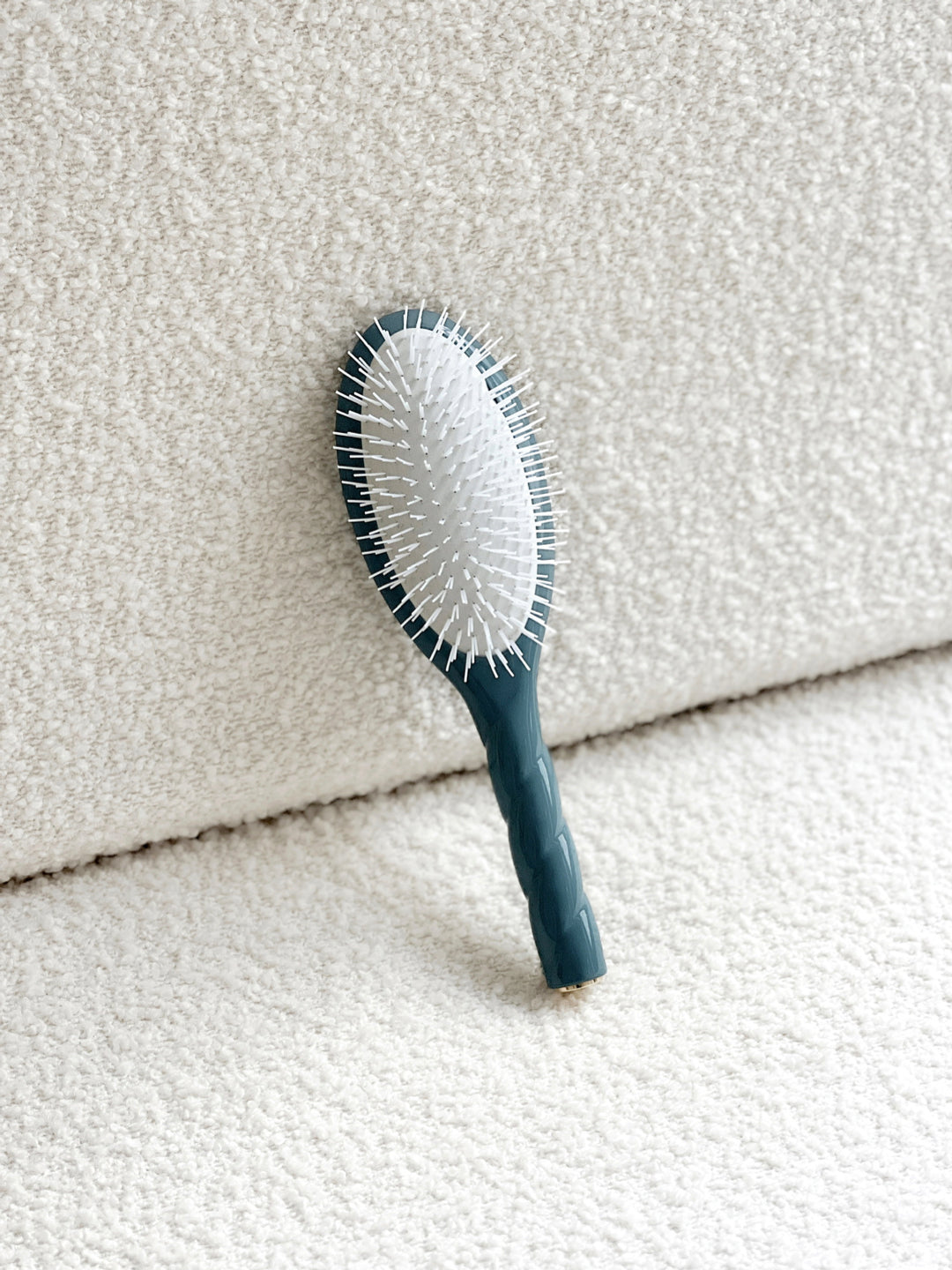N.07 The Stimulating & Detangling Hair Brush THE INTENSE Ink Blue