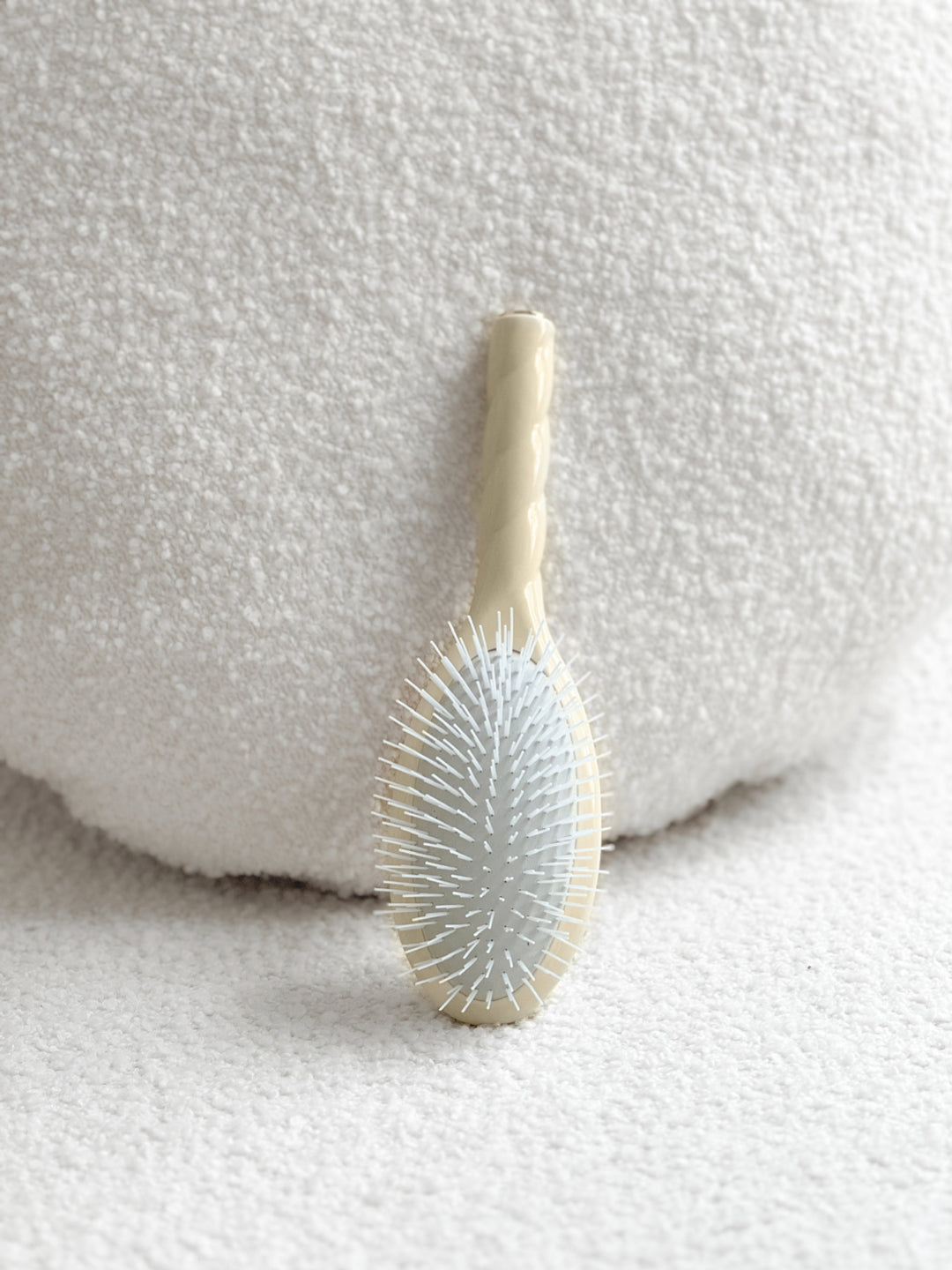 N.07 The Stimulating & Detangling Hair Brush THE INTENSE Cream White