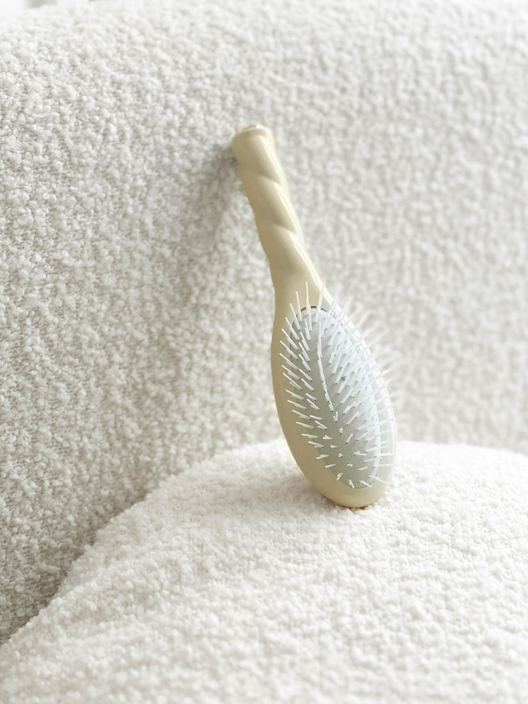 N.07 The Small Stimulating & Detangling Hair Brush THE INTENSE Creamy White