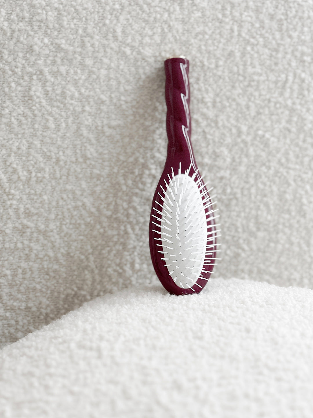 N.07 The Small Stimulating & Detangling Hair Brush THE INTENSE Cherry Red