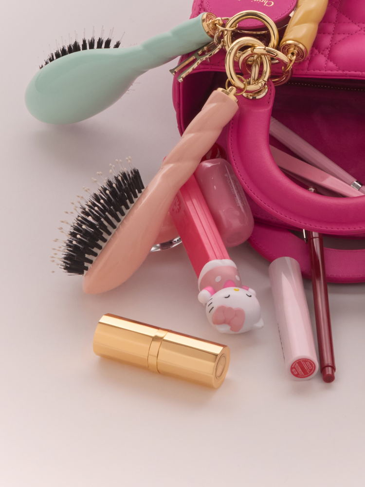 The Micro Hairbrush to Take Everywhere