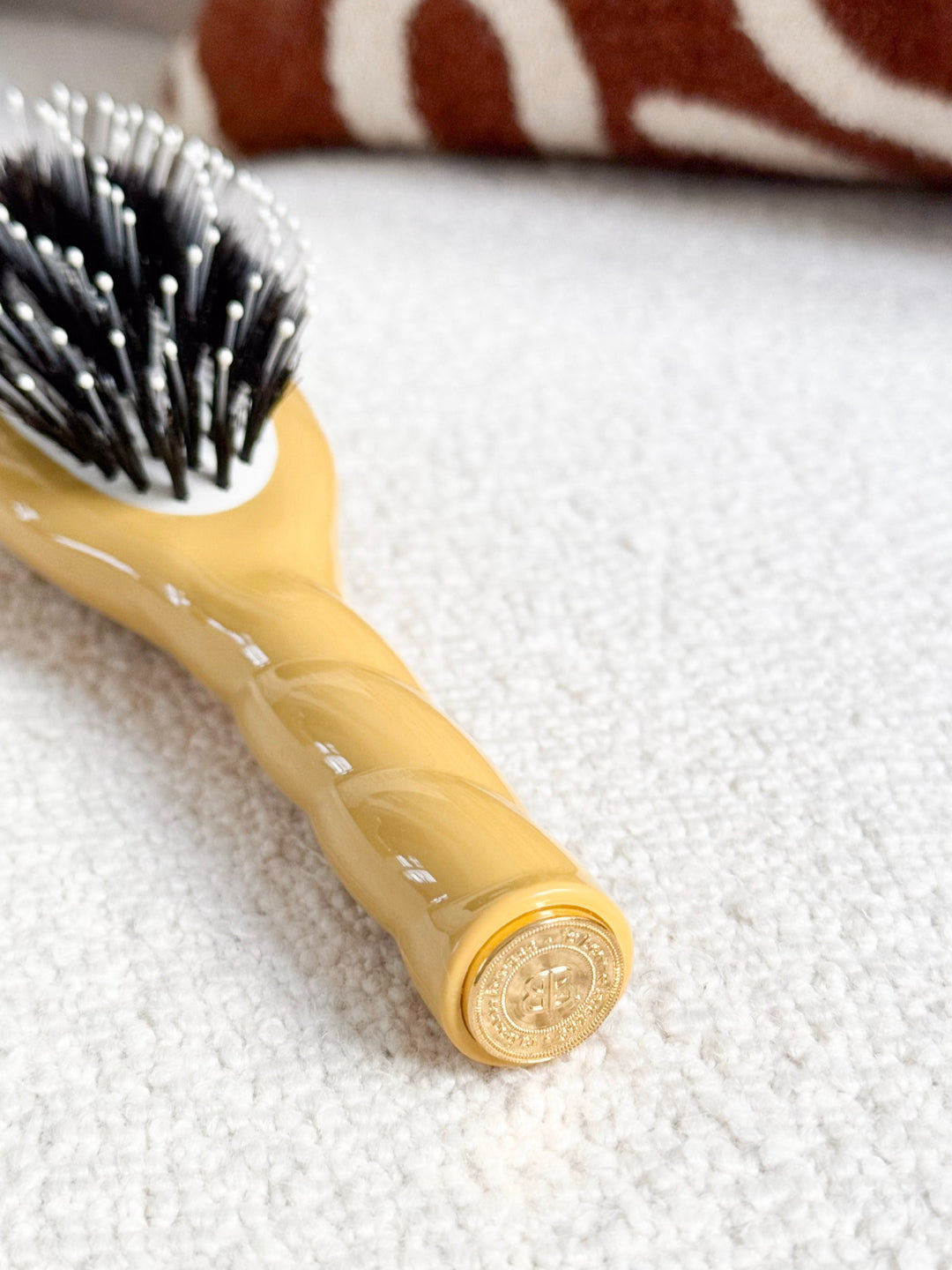 N.03 La Petite Brosse Cuir Chevelu Sensible l'Indispensable Douceur Jaune Safran