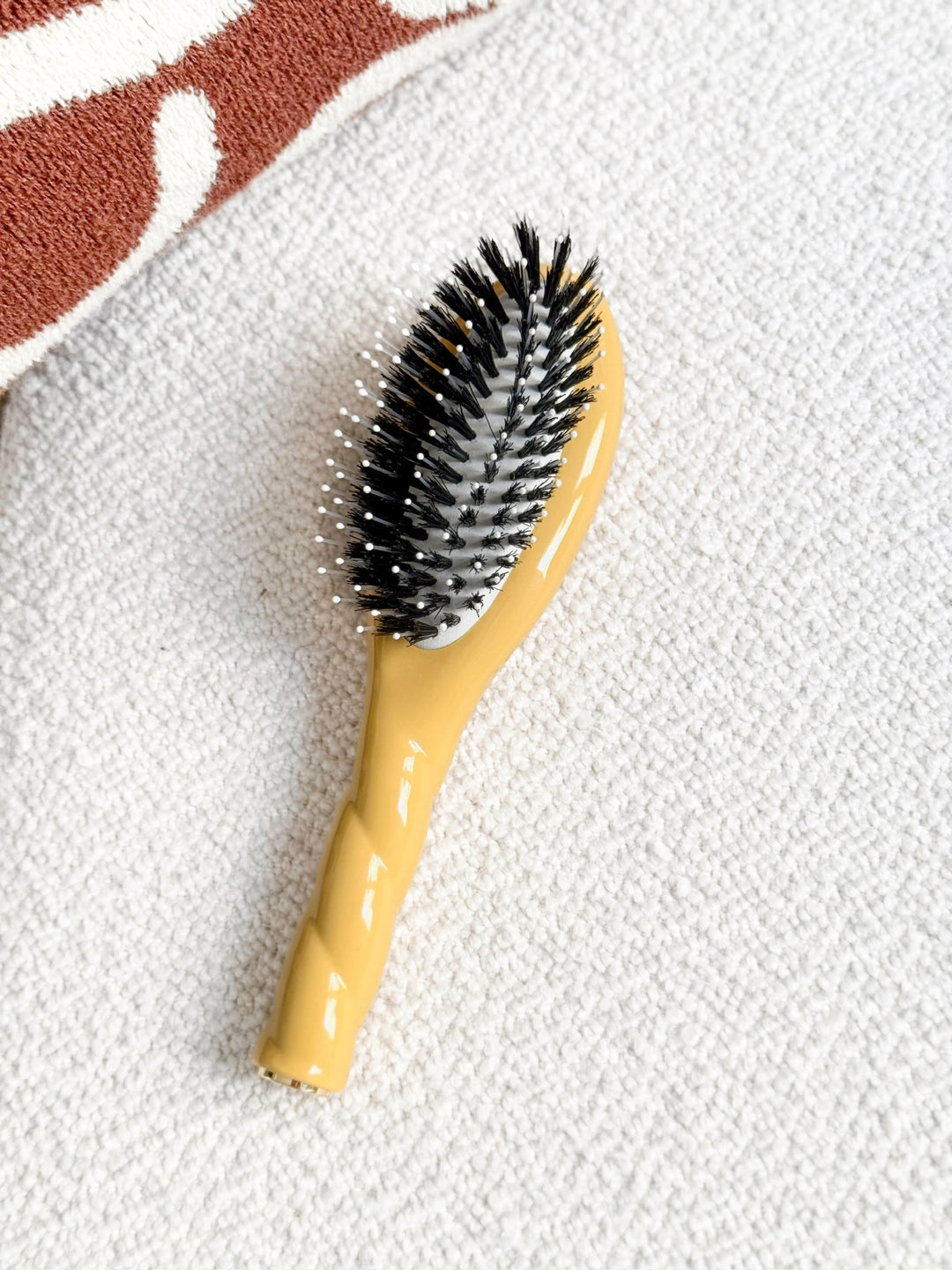 N.03 La Petite Brosse Cuir Chevelu Sensible l'Indispensable Douceur Jaune Safran