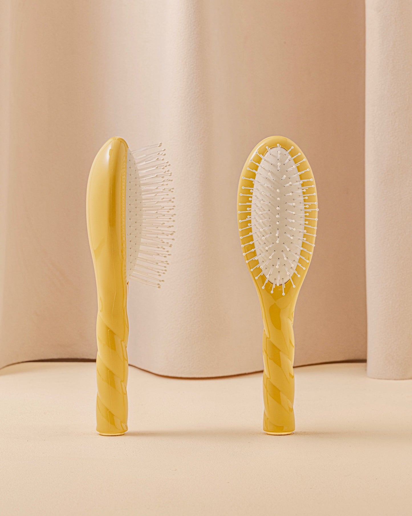 N.04 La Petite Brosse Démêlante & Massante La Miracle Jaune Safran
