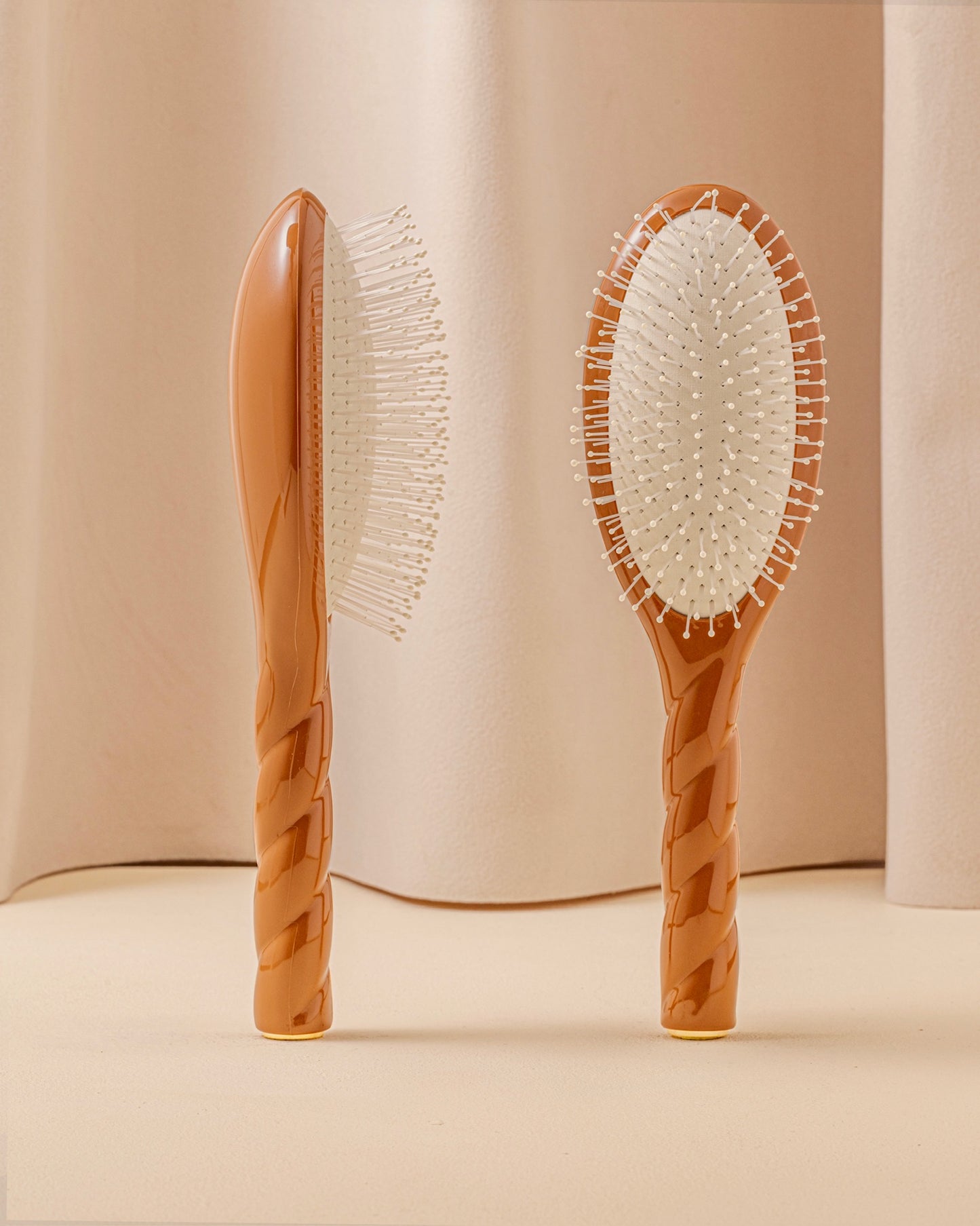 N.04 La Brosse Démêlante & Massante La Miracle Terracotta