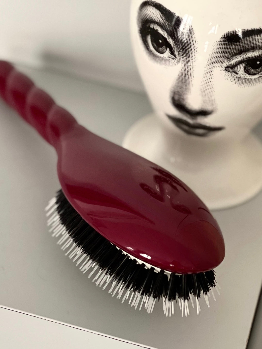 N.02 The Care & Detangling Hair Brush THE ESSENTIAL Cherry Red