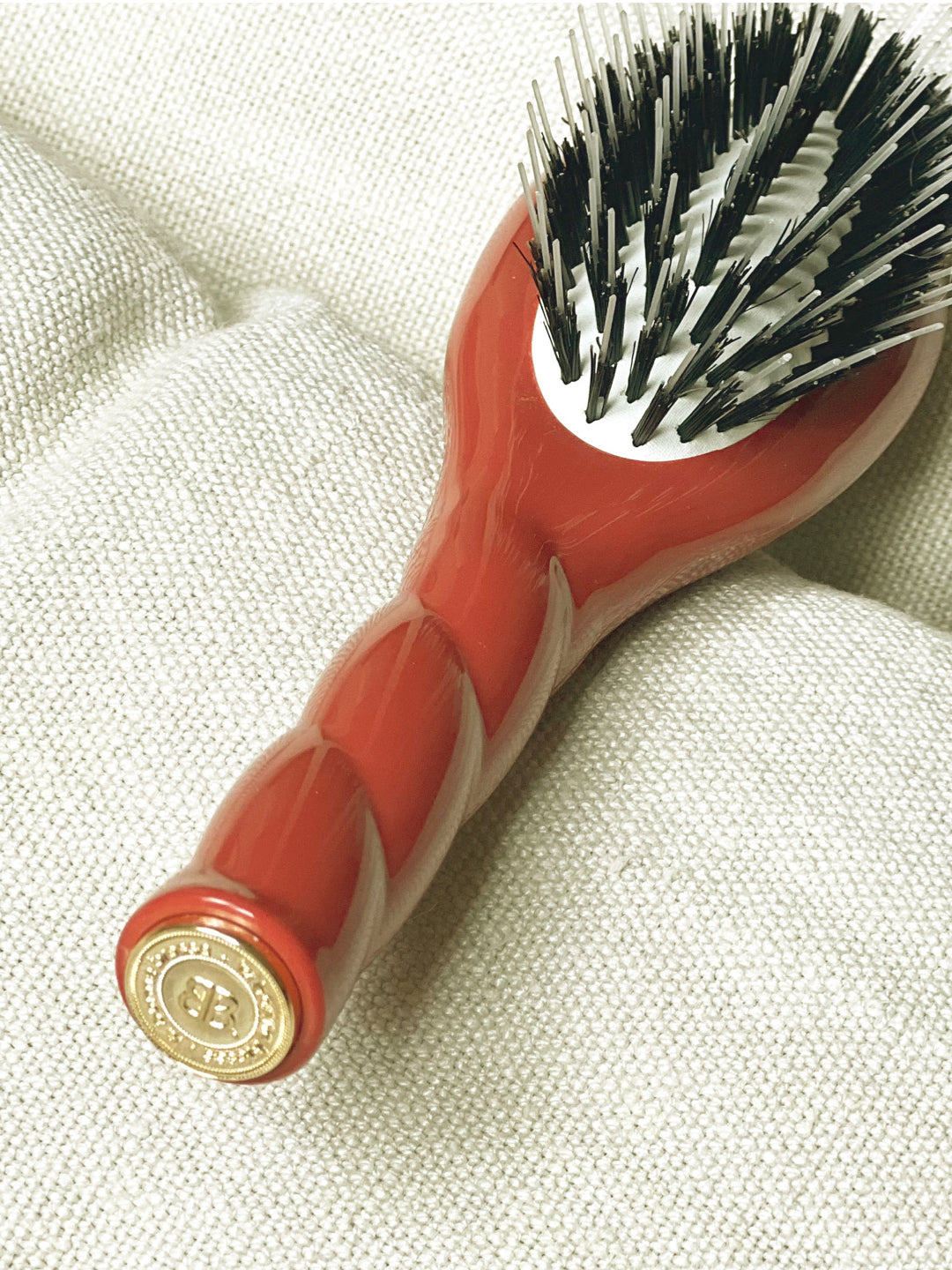 N.02 The Small Care & Detangling Hair Brush THE ESSENTIAL Clay Court