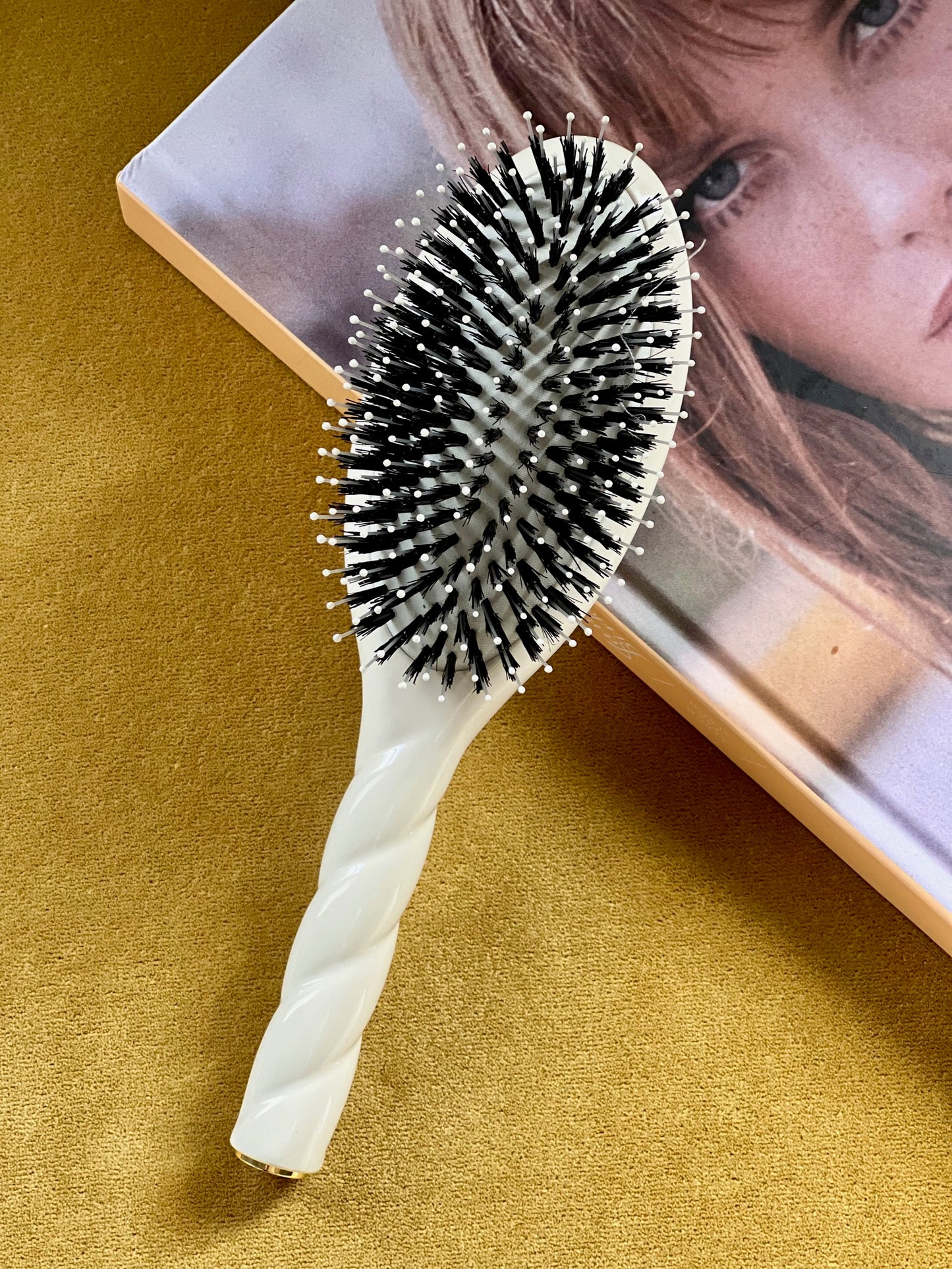 N.03 The Gentle Scalp Care Hair Brush THE ESSENTIAL SOFTNESS Creamy White