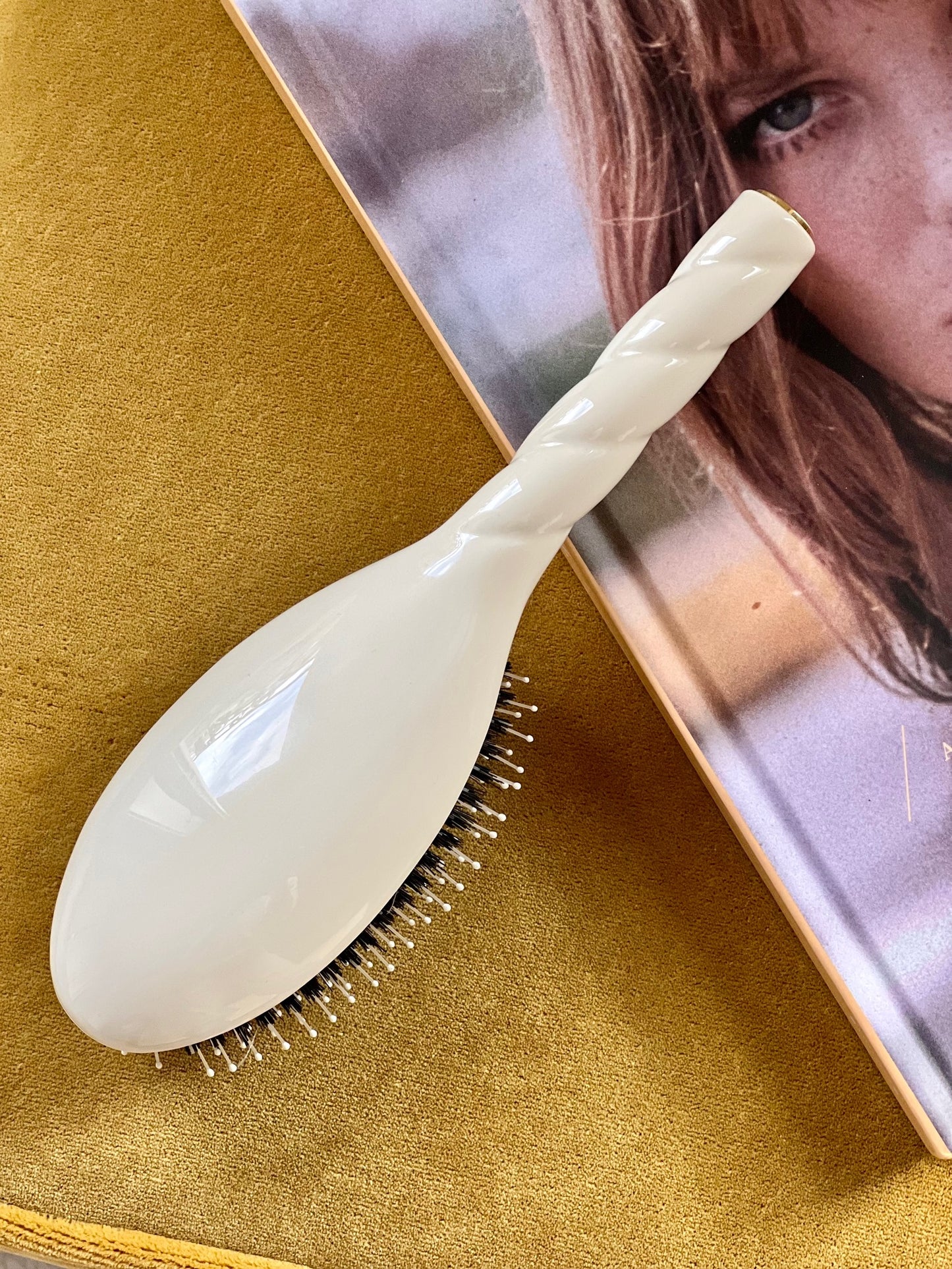 N.03 The Gentle Scalp Care Hair Brush THE ESSENTIAL SOFTNESS Creamy White