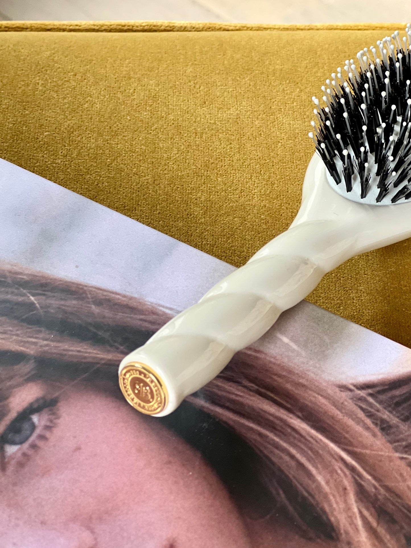 N.03 The Gentle Scalp Care Hair Brush THE ESSENTIAL SOFTNESS Creamy White
