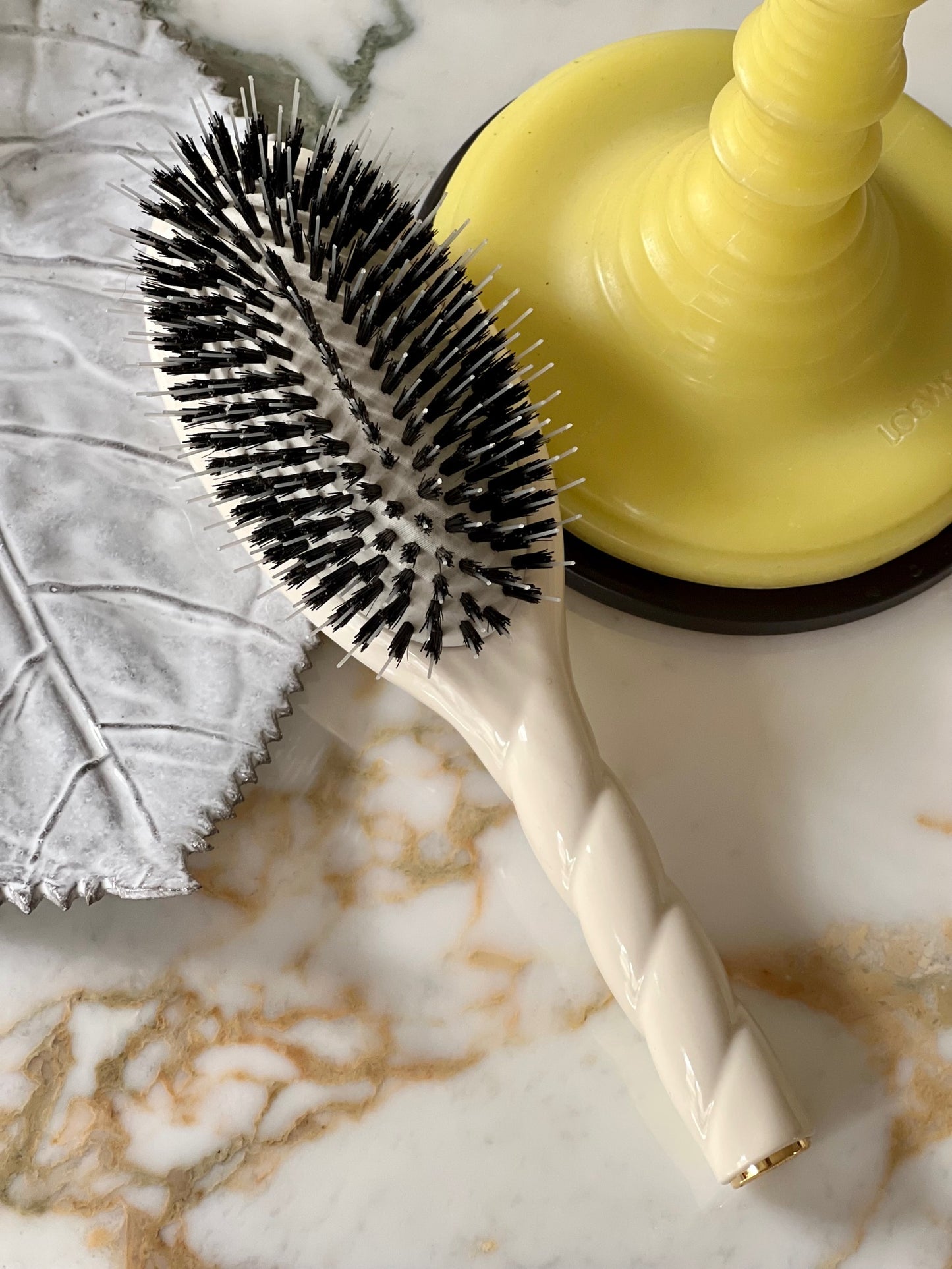 N.02 The Care & Detangling Hair Brush THE ESSENTIAL Creamy White