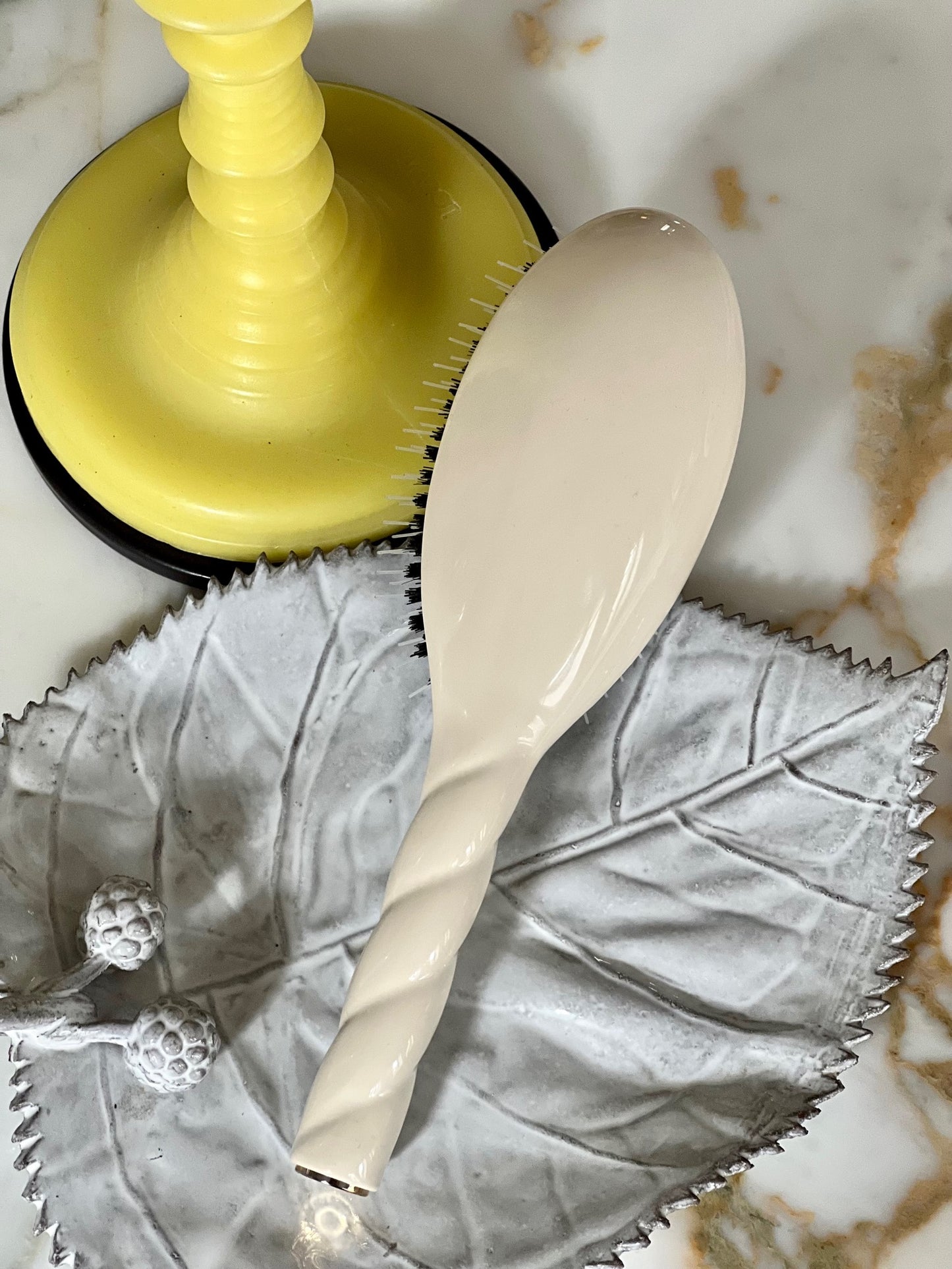 N.02 The Care & Detangling Hair Brush THE ESSENTIAL Creamy White