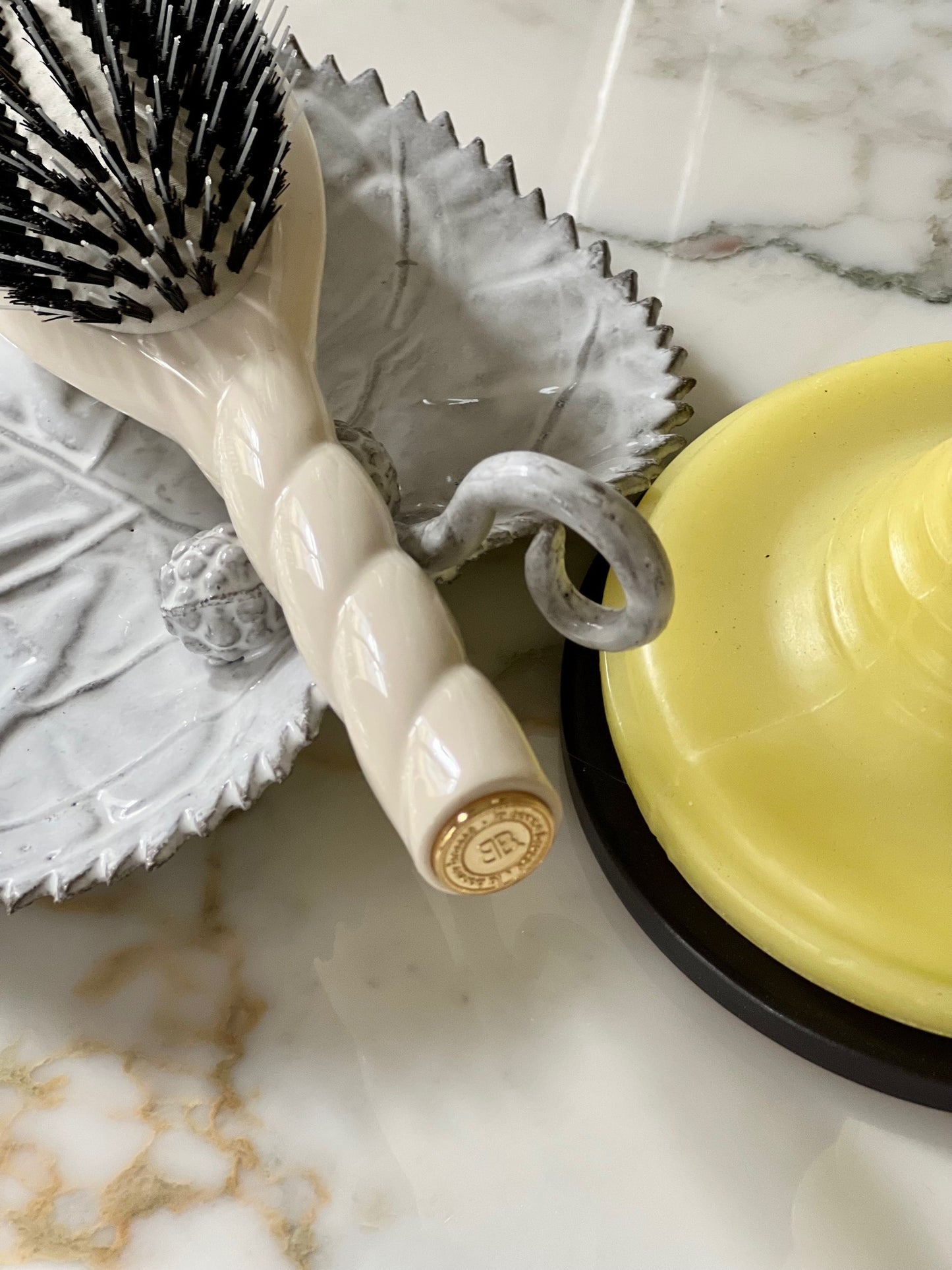 N.02 The Care & Detangling Hair Brush THE ESSENTIAL Creamy White