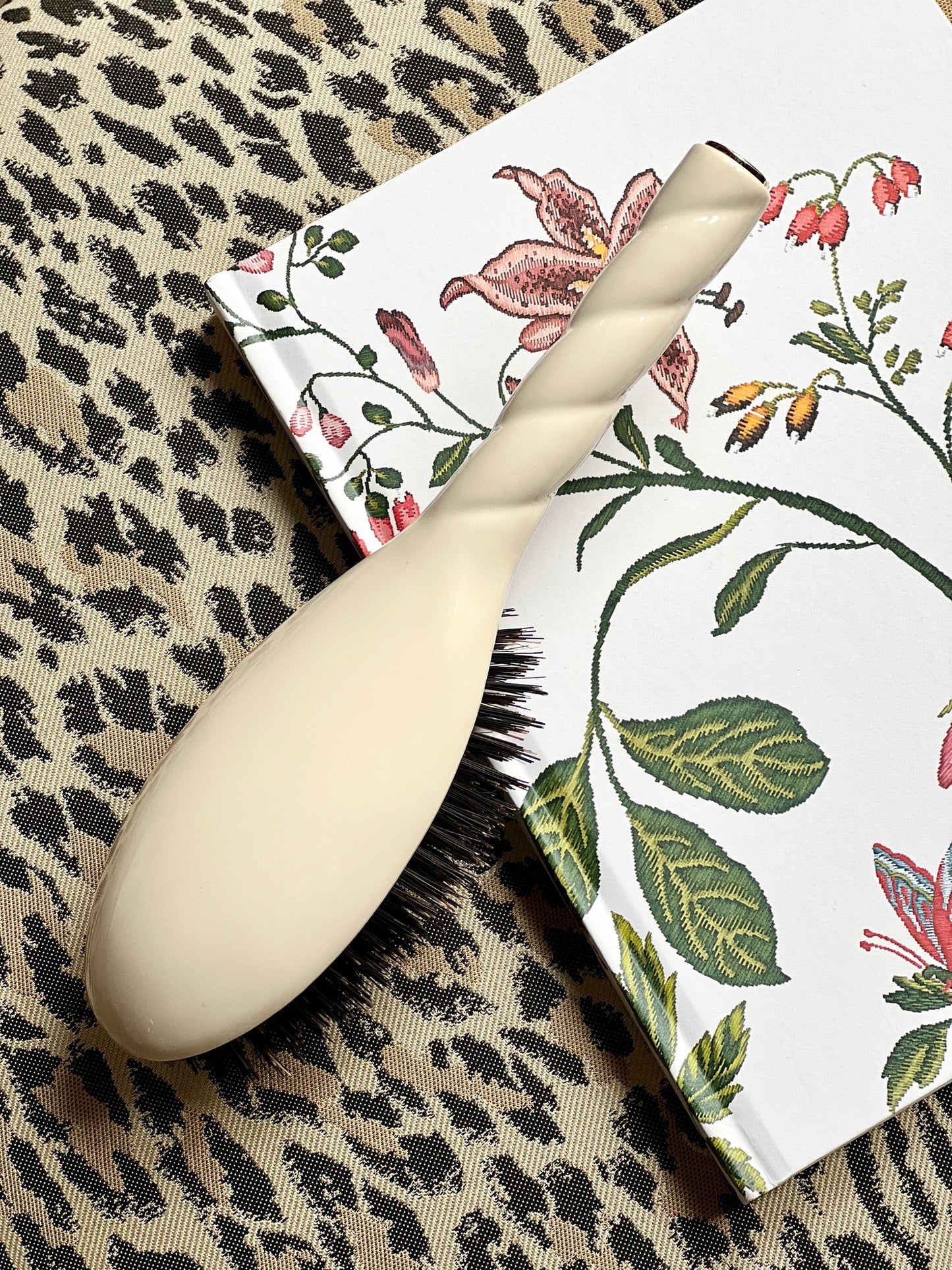 N.01 The Shine & Care Hair Brush THE UNIVERSAL Creamy White