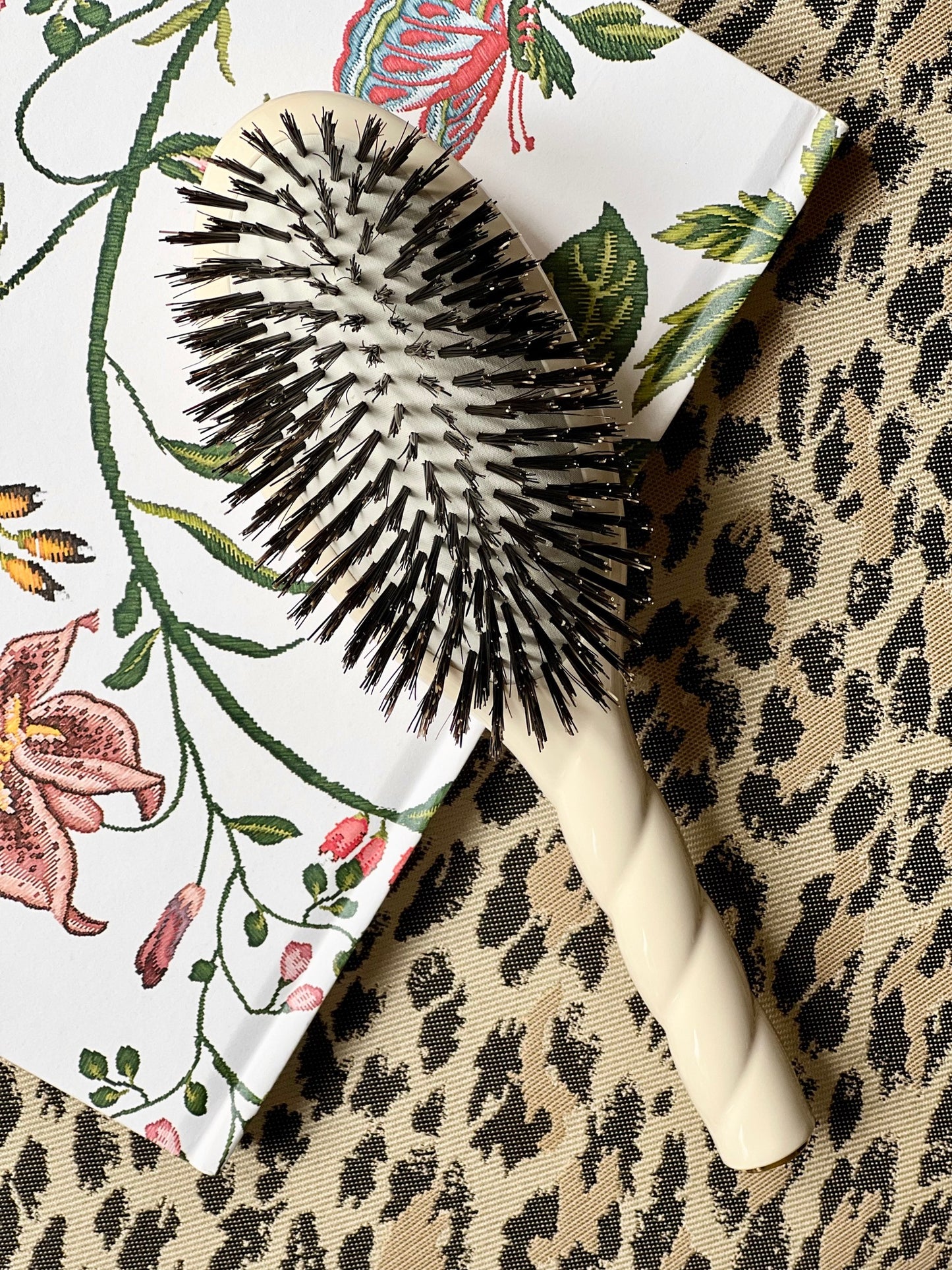 N.01 The Shine & Care Hair Brush THE UNIVERSAL Creamy White