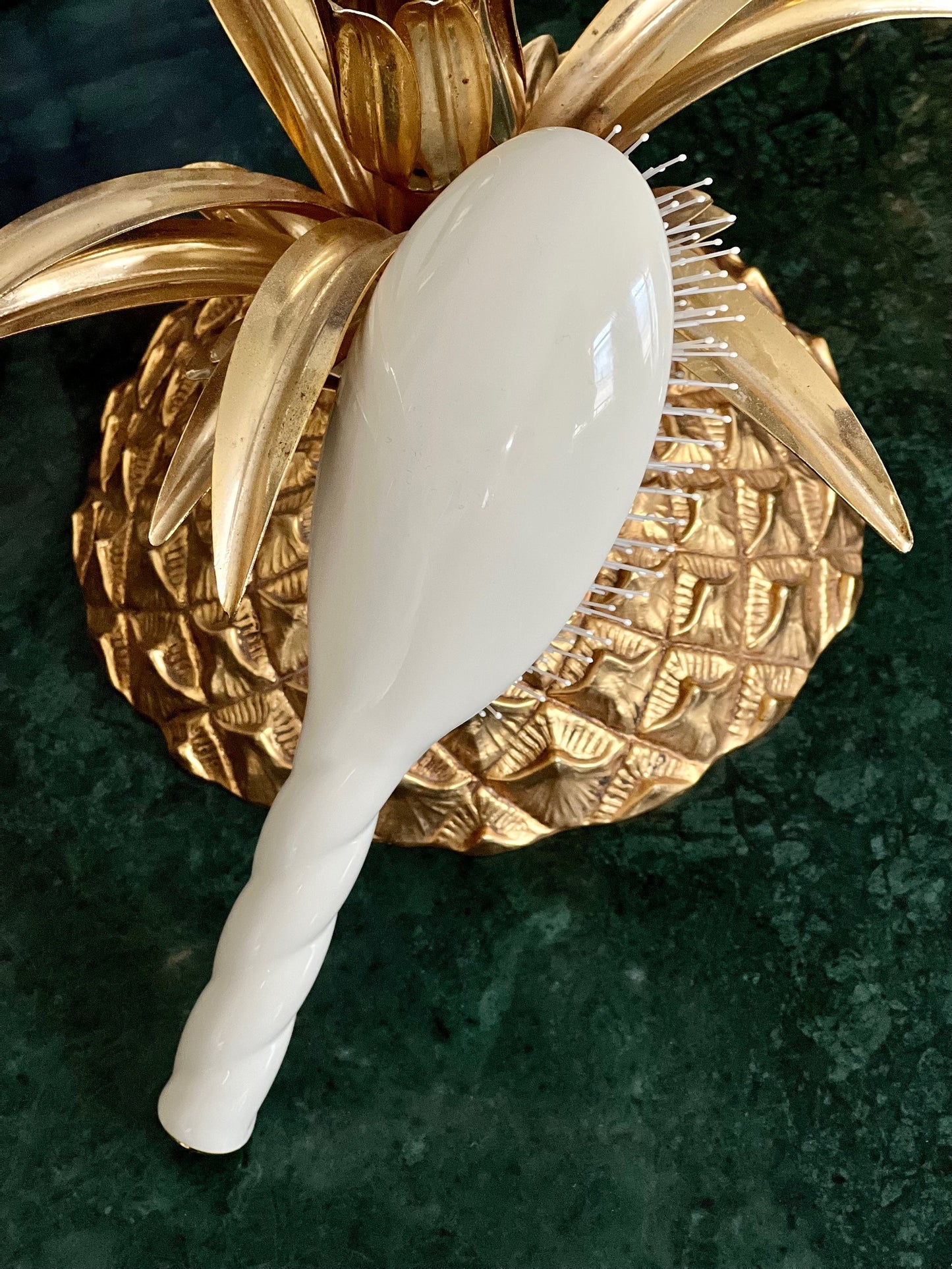 N.04 The Massaging Detangling Hair Brush THE MIRACLE Creamy White