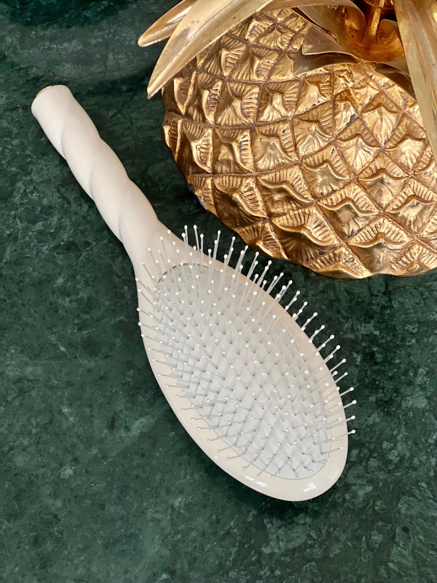 N.04 The Massaging Detangling Hair Brush THE MIRACLE Creamy White