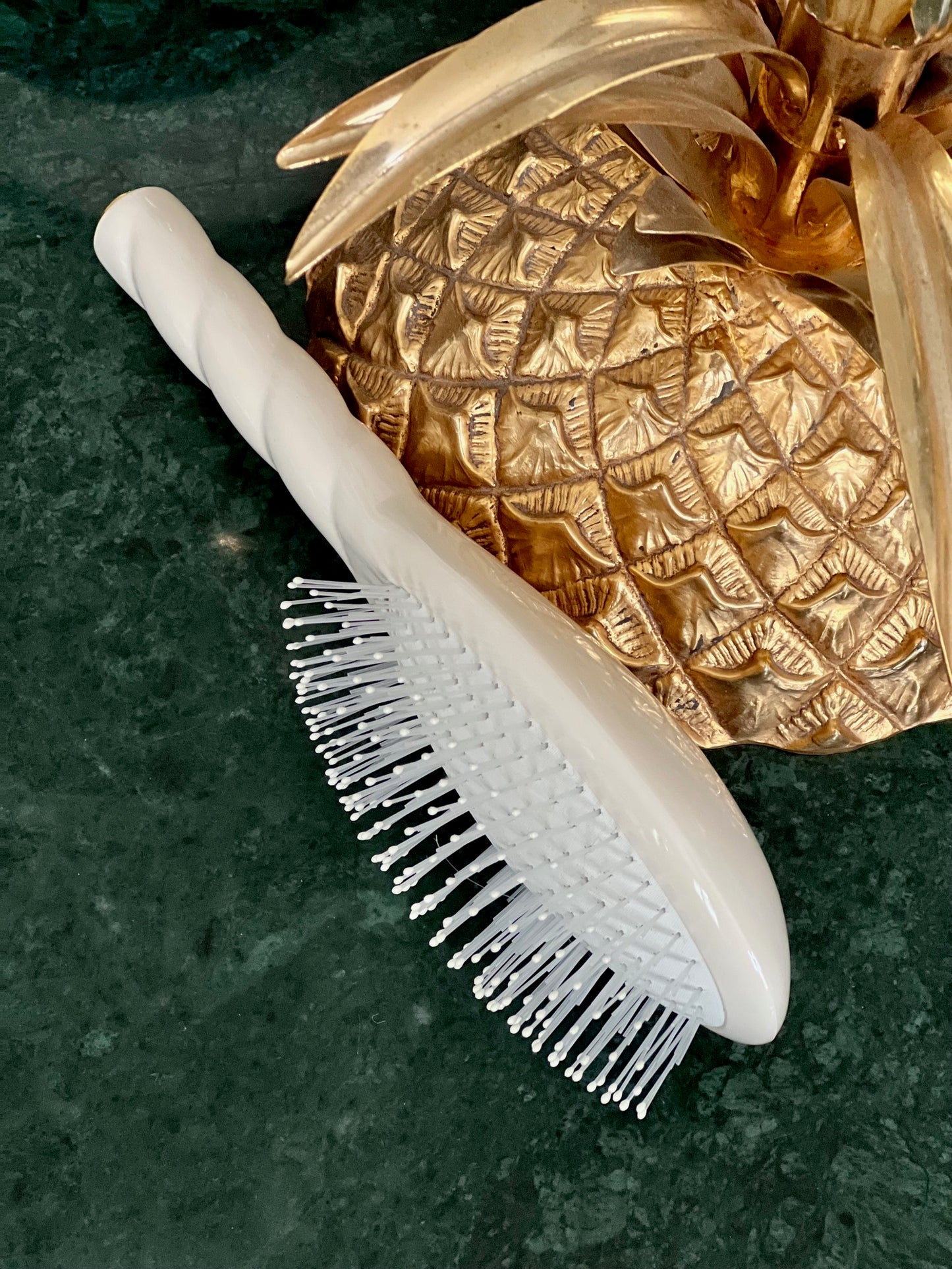 N.04 The Massaging Detangling Hair Brush THE MIRACLE Creamy White