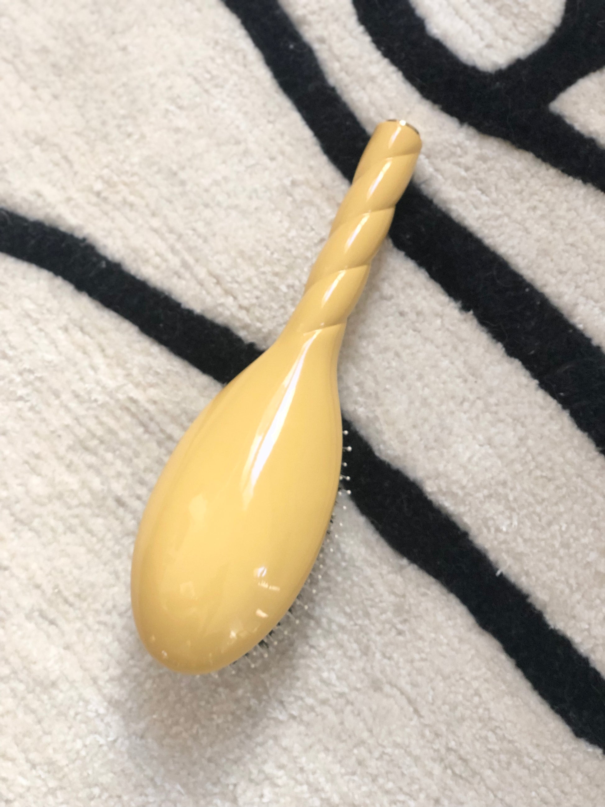 Dos brosse douce cheveux jaune