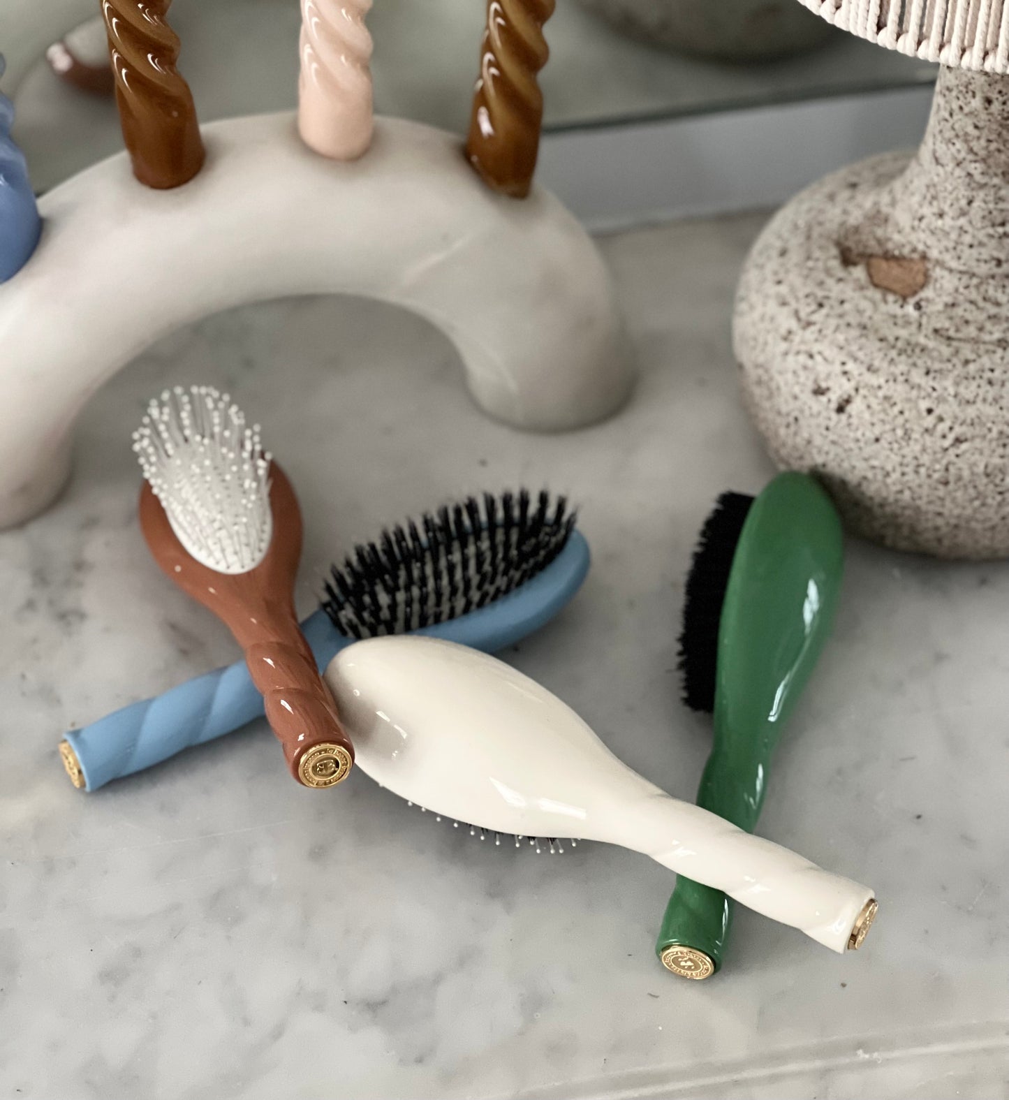 N.04 The Small Massaging Detangling Hair Brush THE MIRACLE Almond Green
