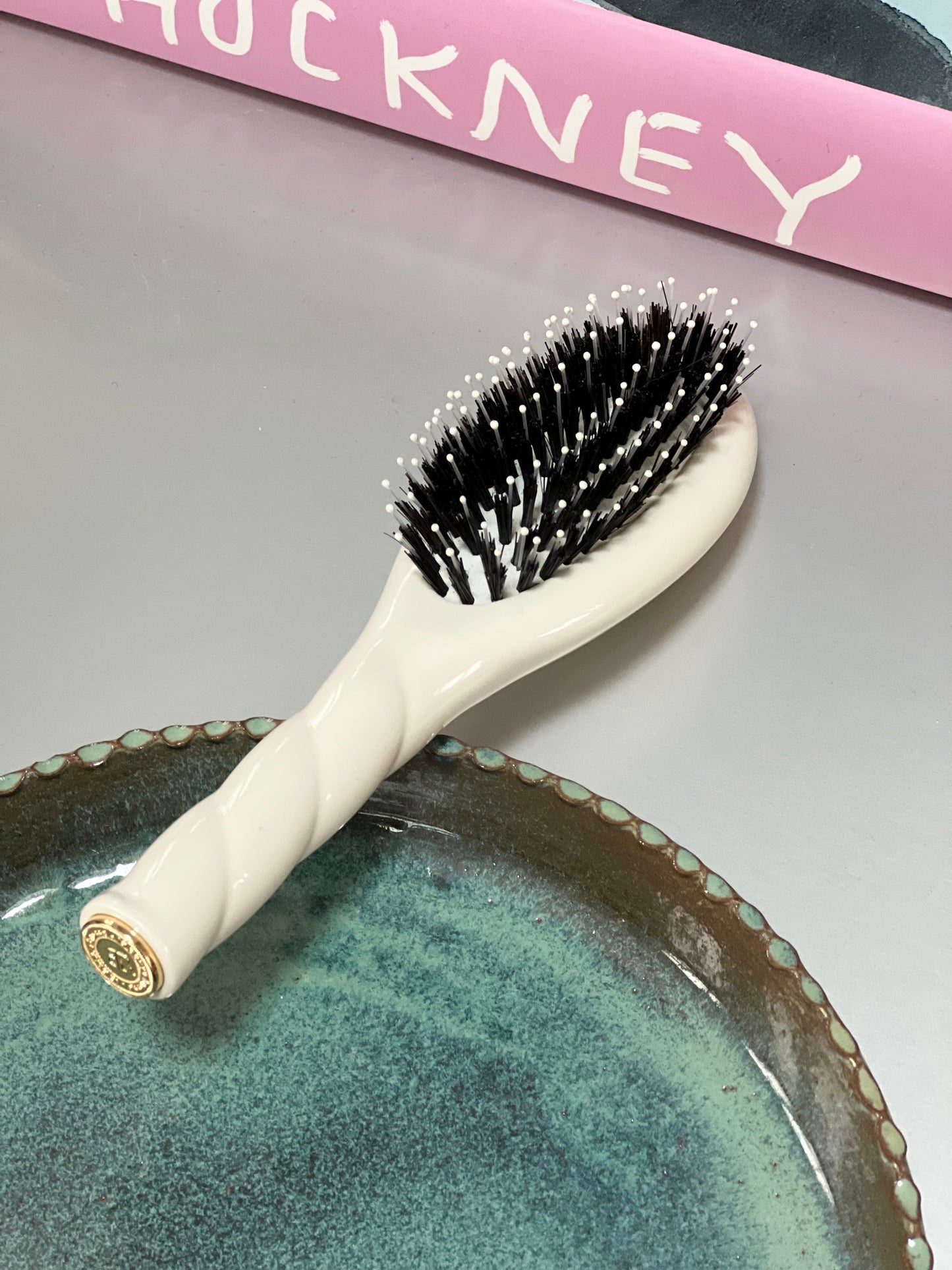 N.03 La Petite Brosse Cuir Chevelu Sensible l'Indispensable Douceur Blanc Crème