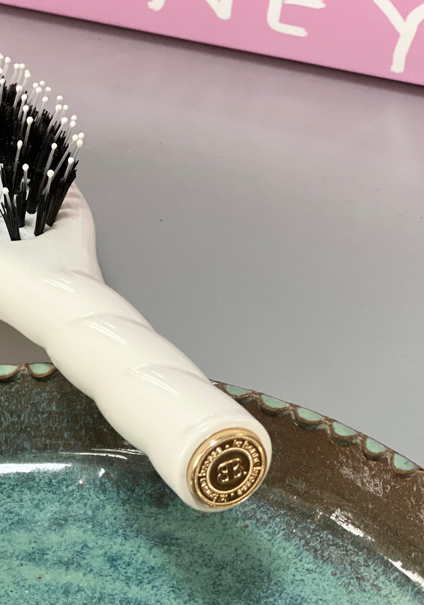 N.03 La Petite Brosse Cuir Chevelu Sensible l'Indispensable Douceur Blanc Crème