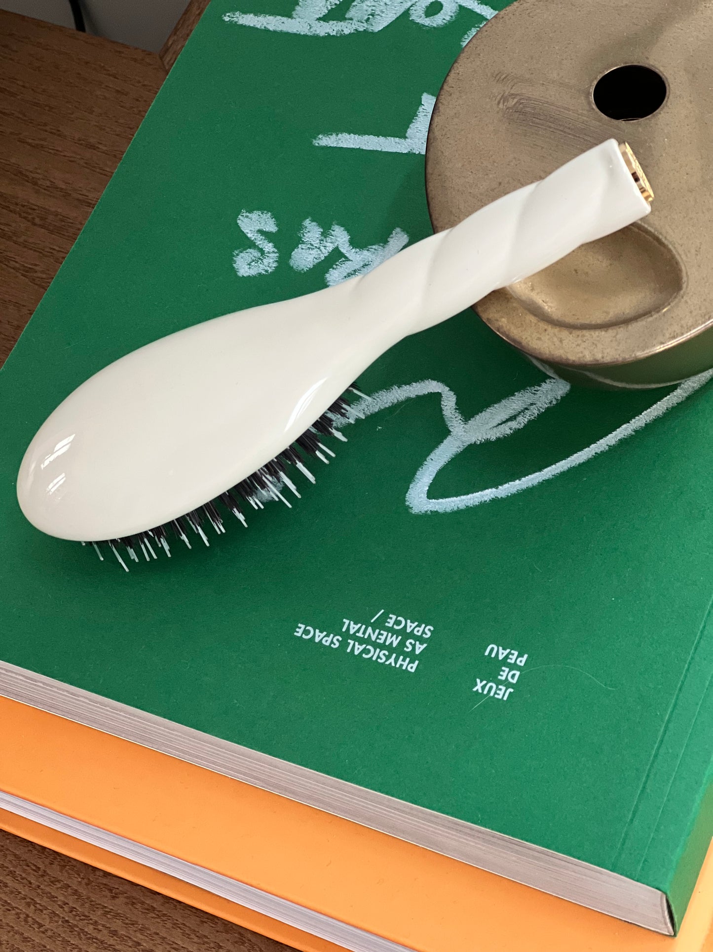 N.02 The Small Care & Detangling Hair Brush THE ESSENTIAL Creamy White