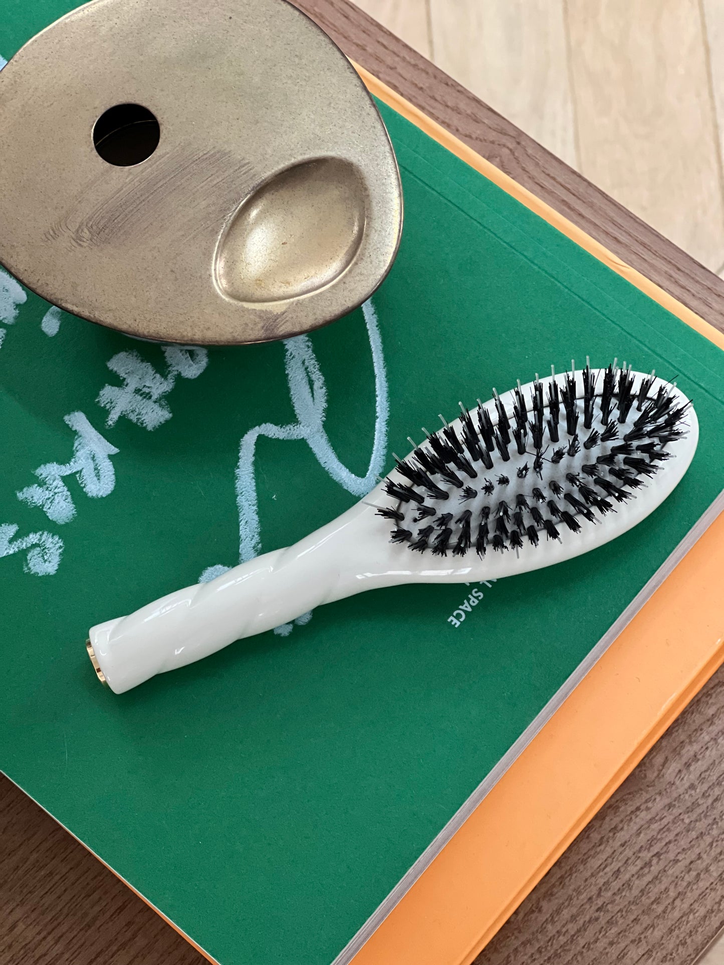 N.02 The Small Care & Detangling Hair Brush THE ESSENTIAL Creamy White