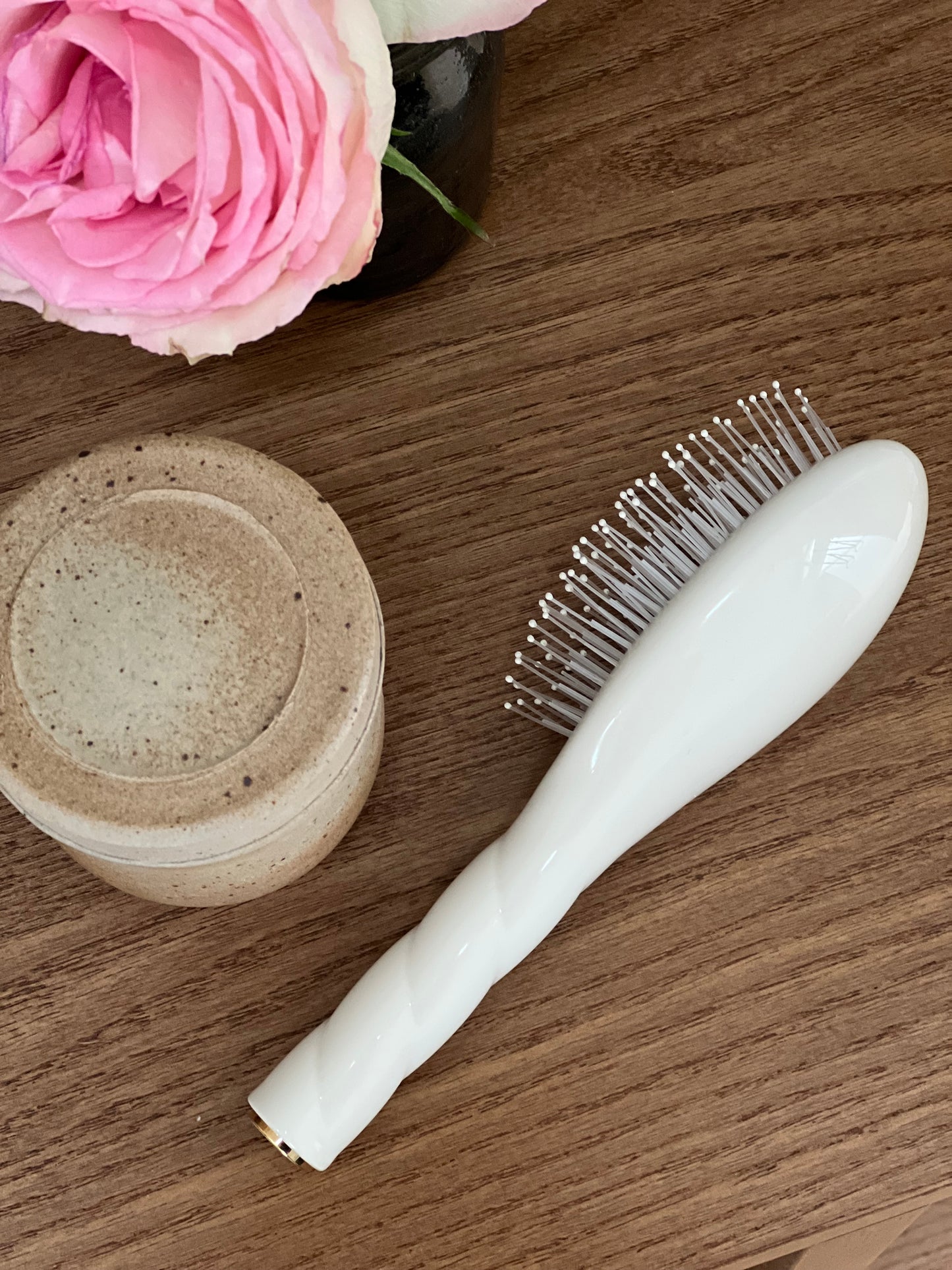 N.04 The Small Massaging Detangling Hair Brush THE MIRACLE Creamy White